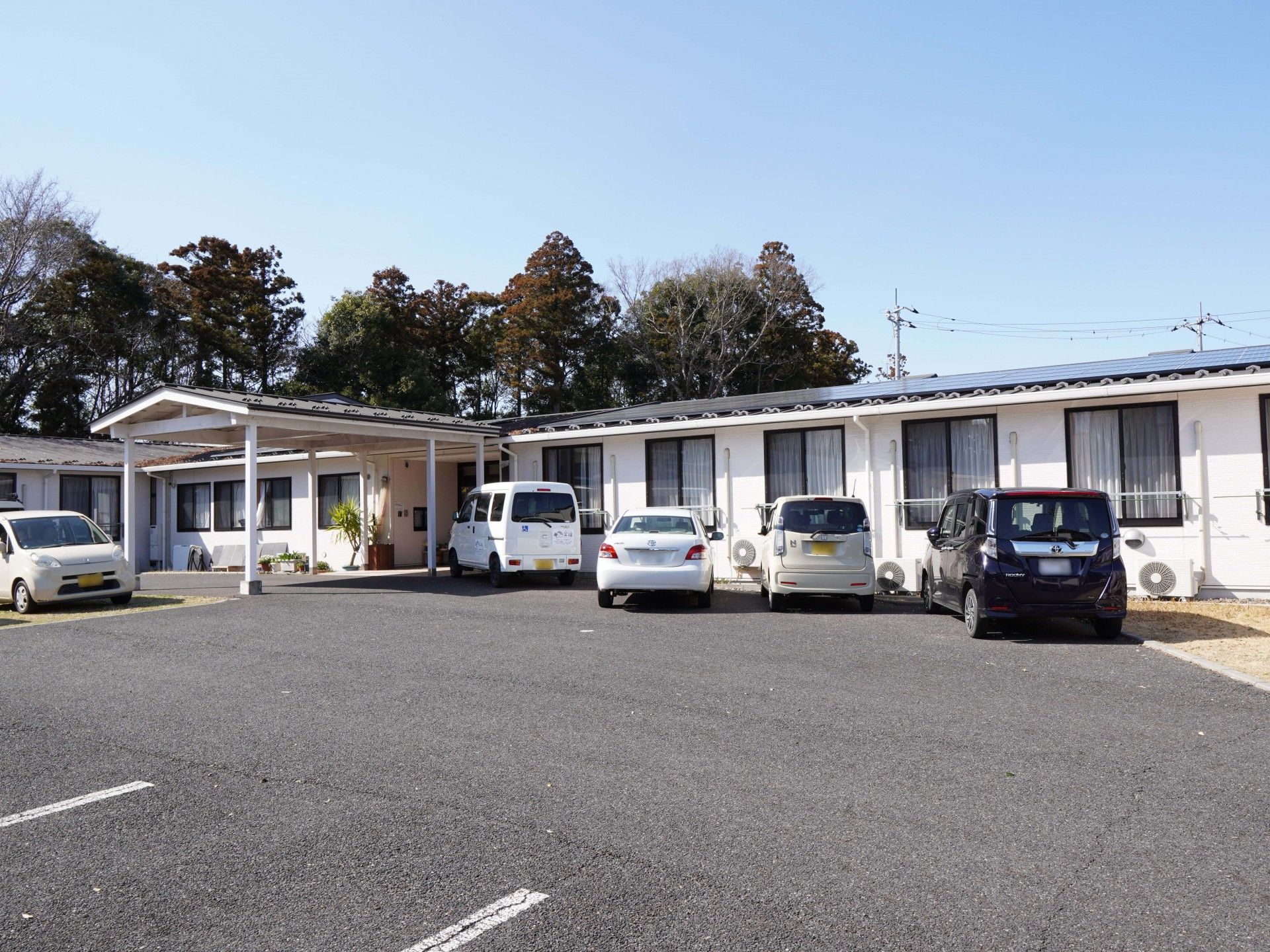駐車場のある建物外観