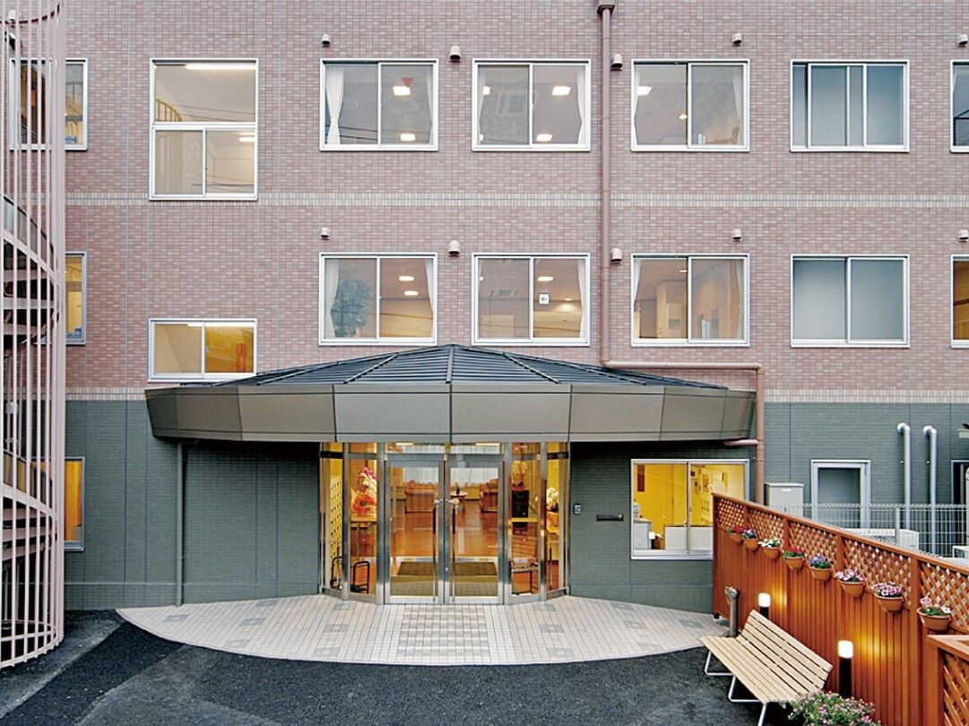 らいふ東浦和の外観。茶色い外壁があたたかな印象を醸している施設外観。駐車場を備えております。