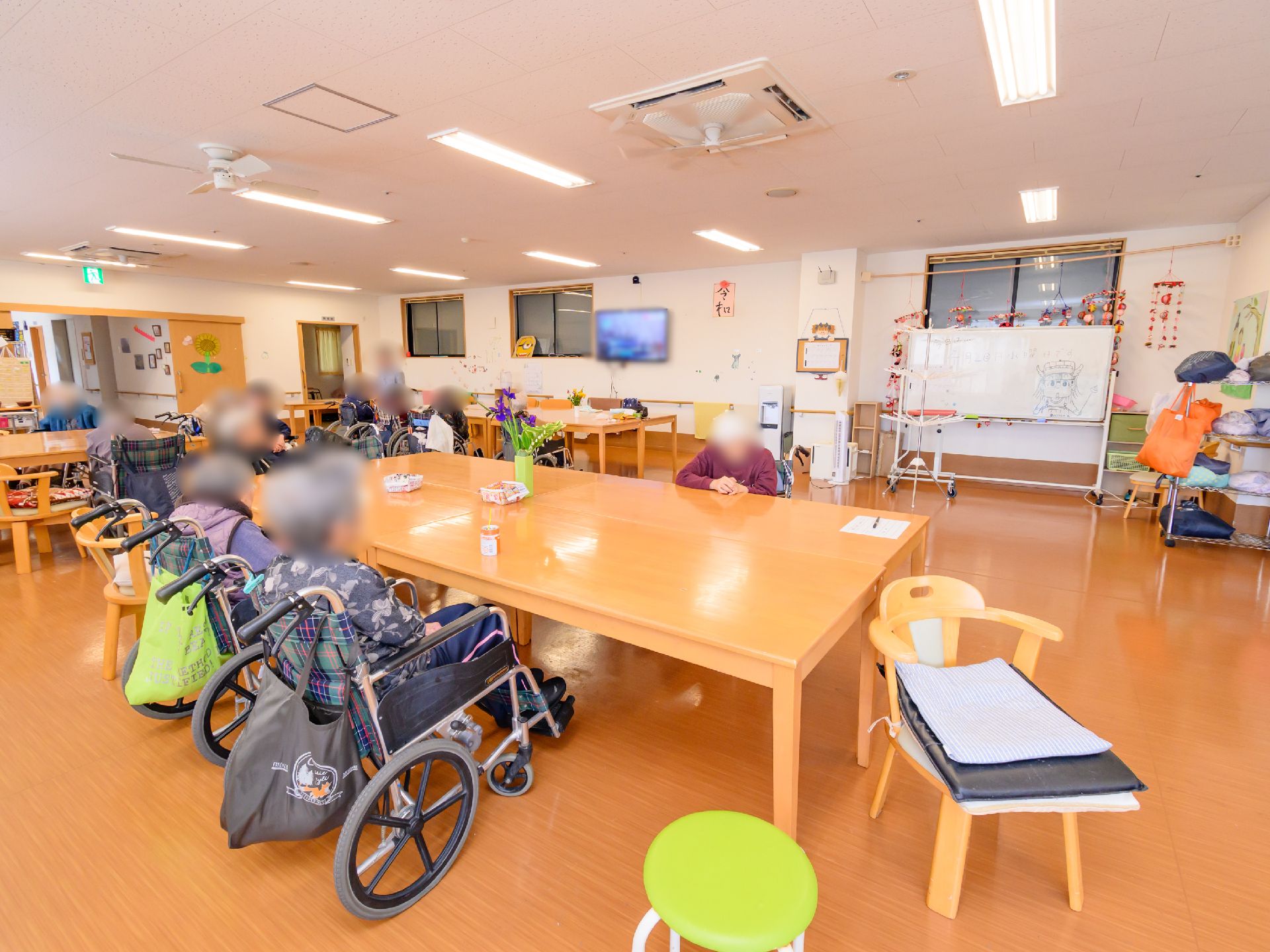 椅子やテーブルが設置され、サークル・趣味活動などで利用されている共有スペース