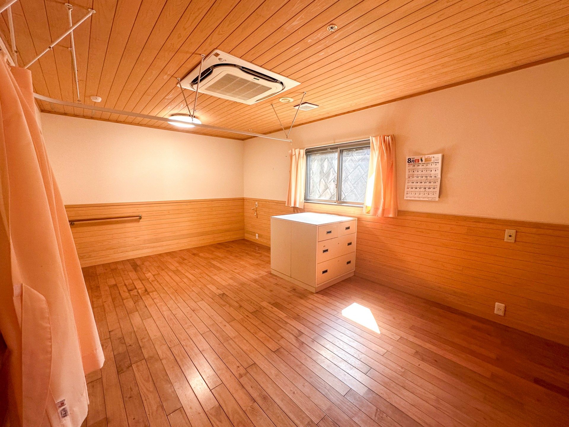 木目調の明るい部屋