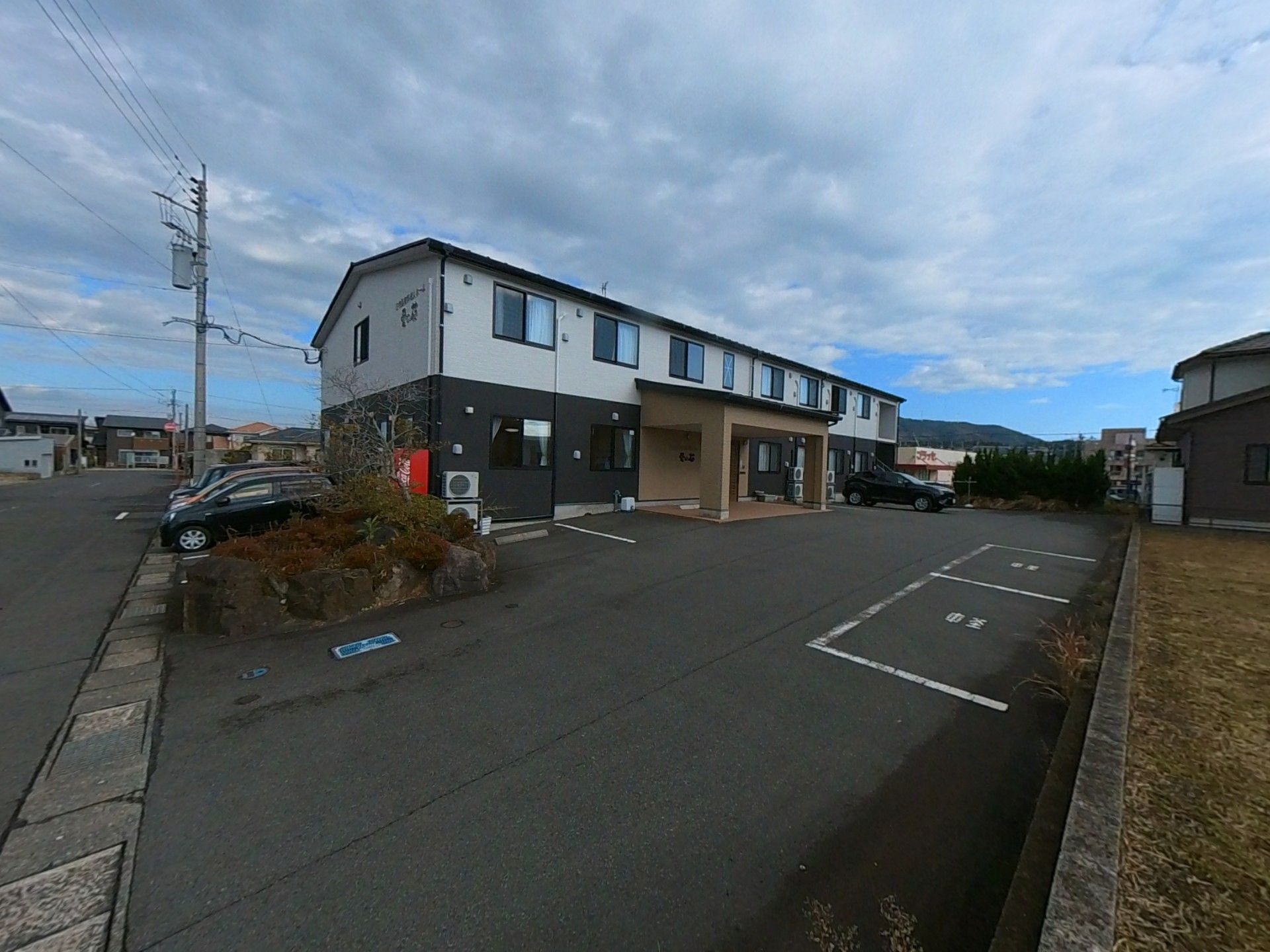 駐車場のある建物外観
