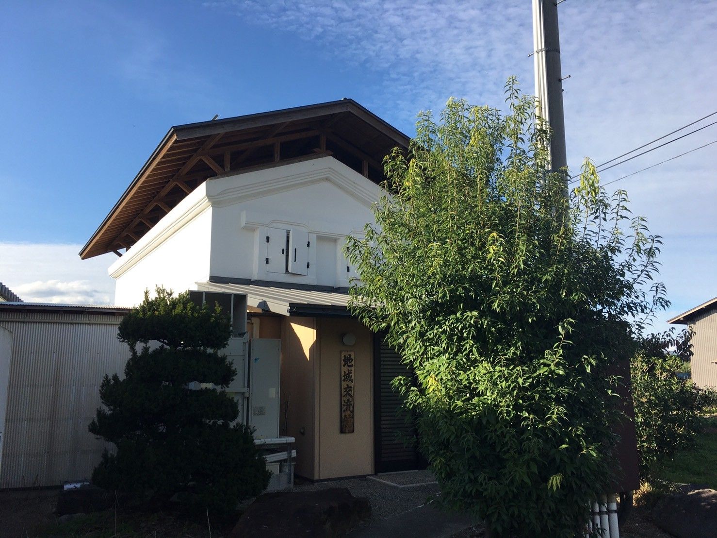 仲間と楽しく話している様子の高齢者夫婦2組。日当たりの良い場所で笑っている様子