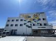 ひまわり絵のある建物正面