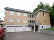 施設は3階建てで1階部分にはガレージがある。2階と3階の外壁はベージュ色である。玄関入口横にはブロック塀で作られた花壇が設置されている。