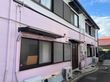 ピンク色を基調とした建物