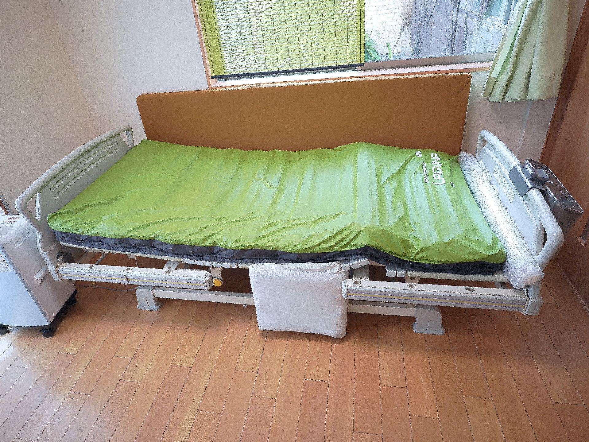 電動リクライニングベッドのある居室
