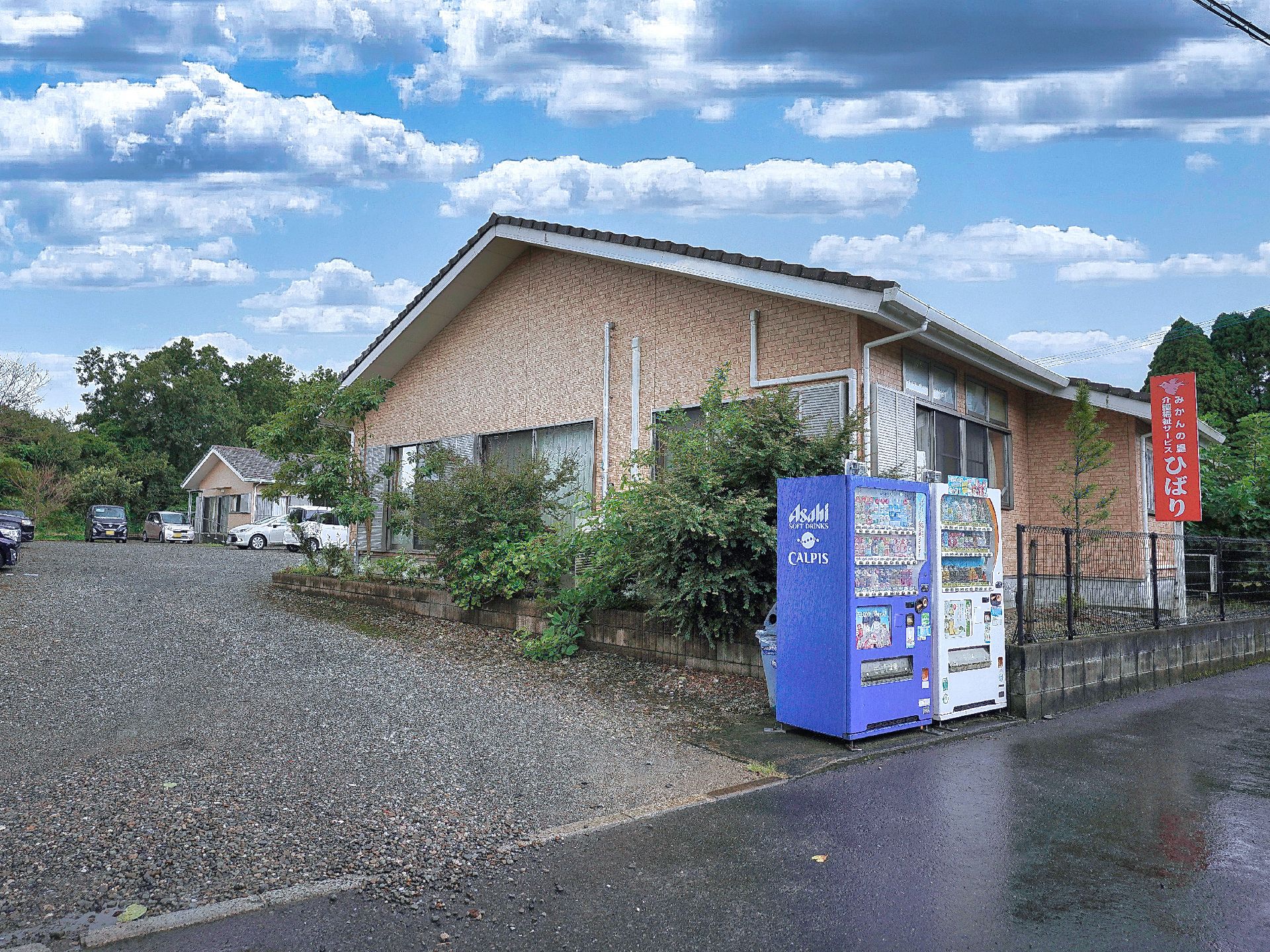 レンガ調の平屋の外観をした老人ホーム