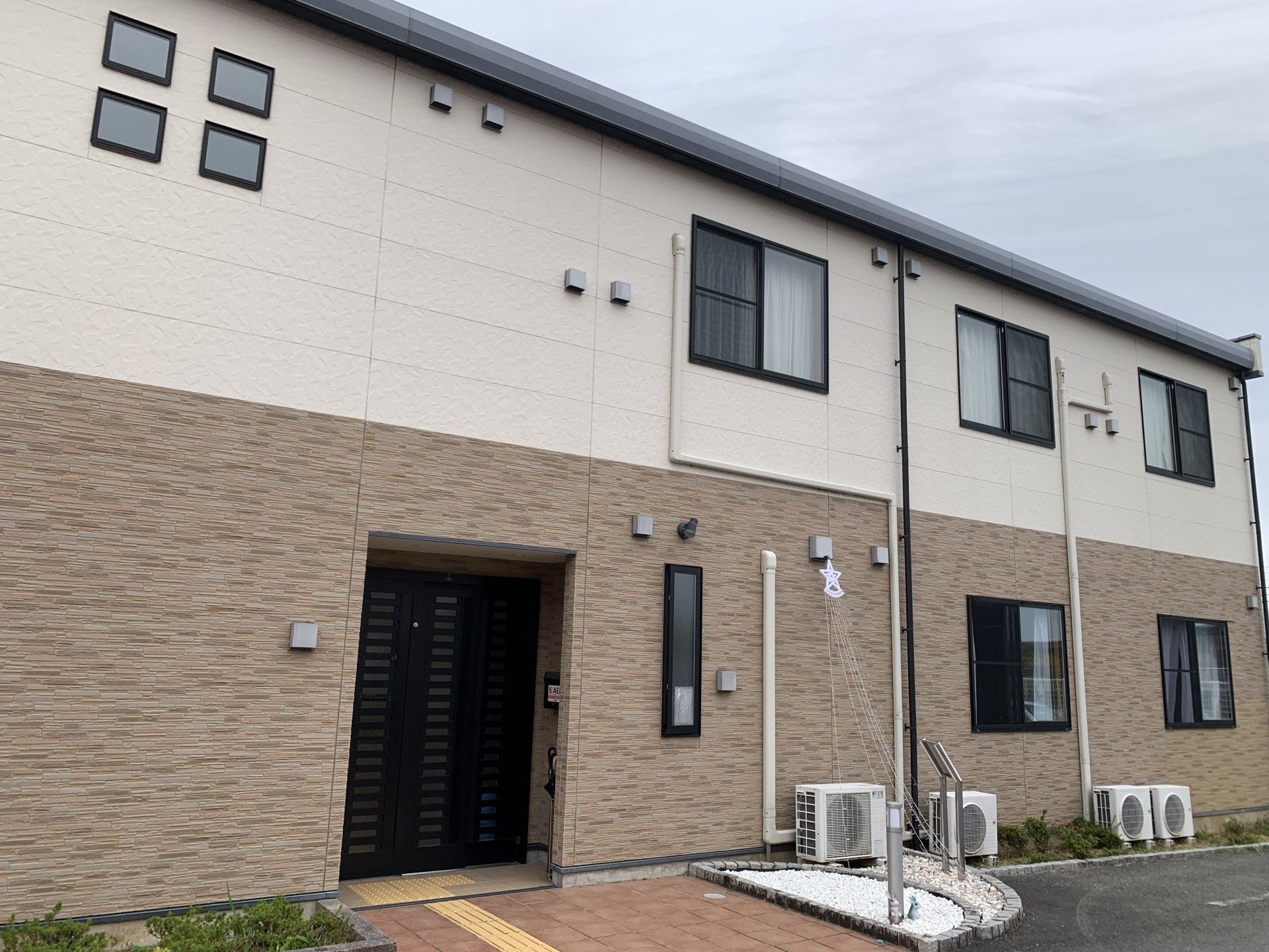 落ち着いた外観の建物