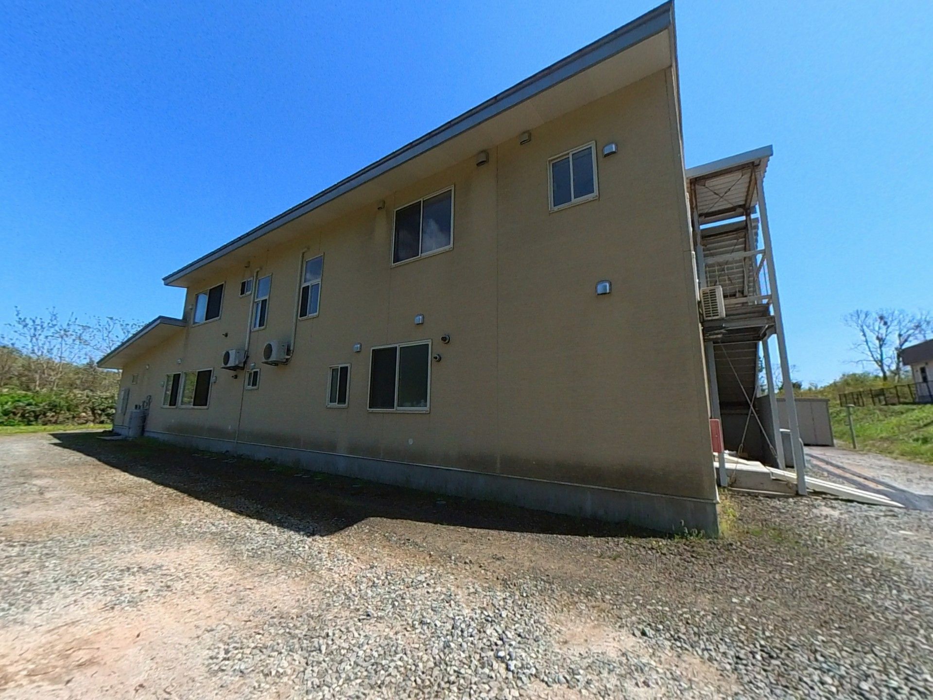 ゆったりとした外観の建物