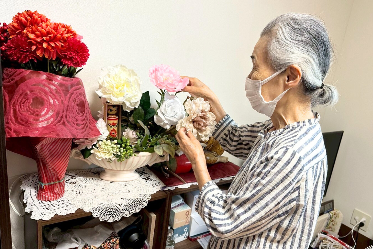 花を飾る女性の様子