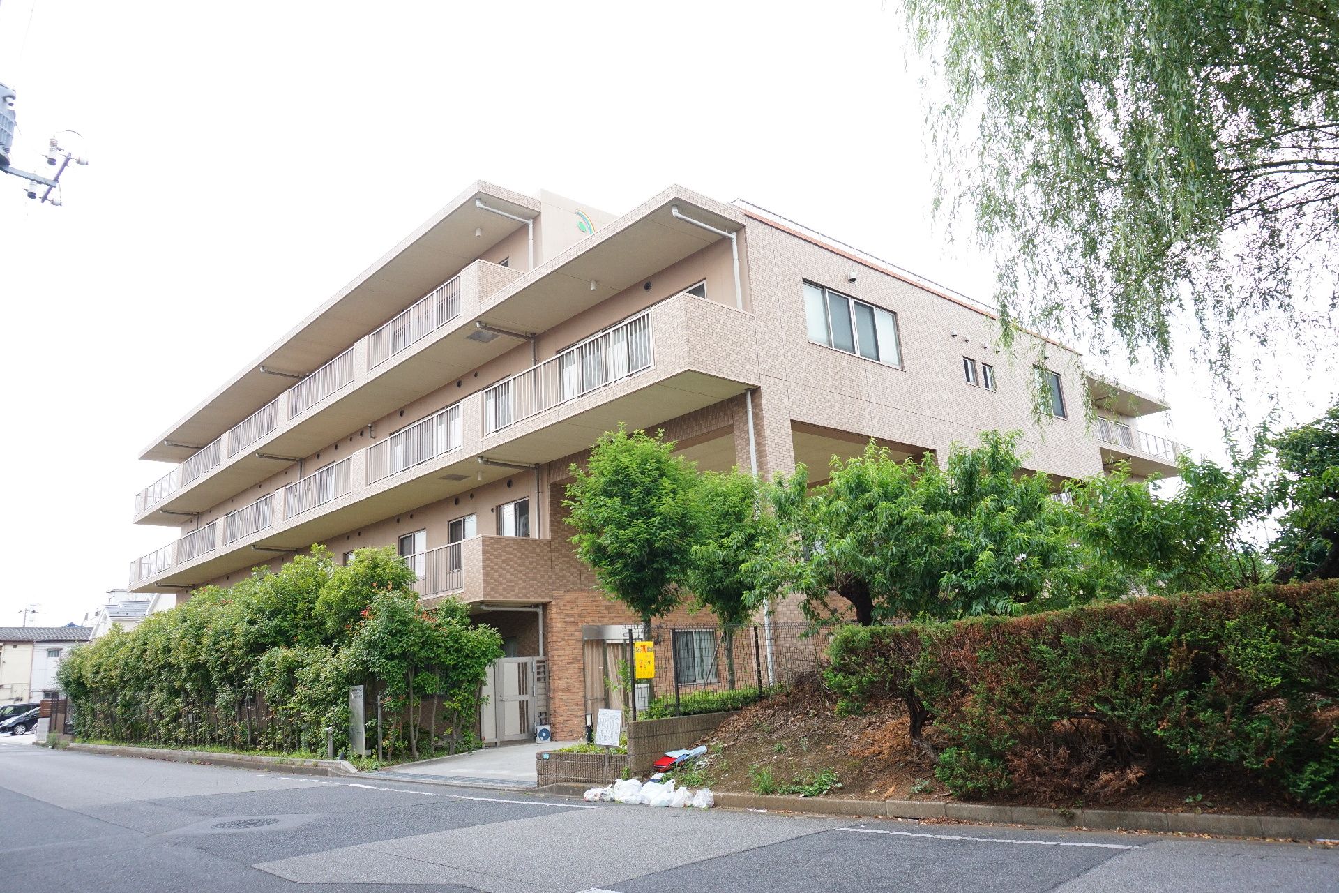 シックな色合いの建物で、高級マンションのようなお洒落感がある外観