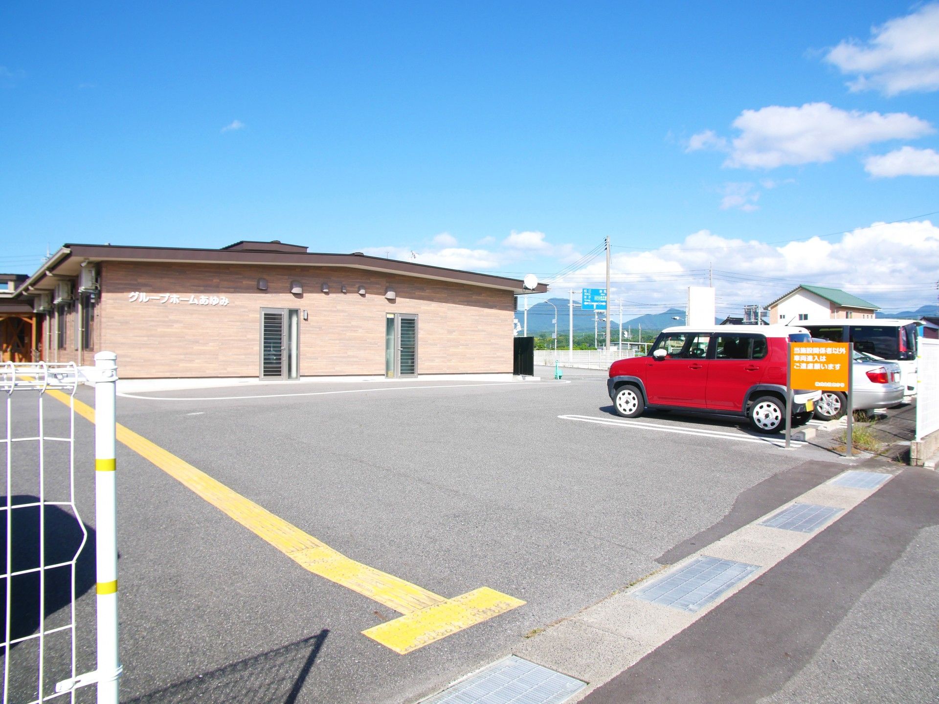 ゆったり駐車場のある建物