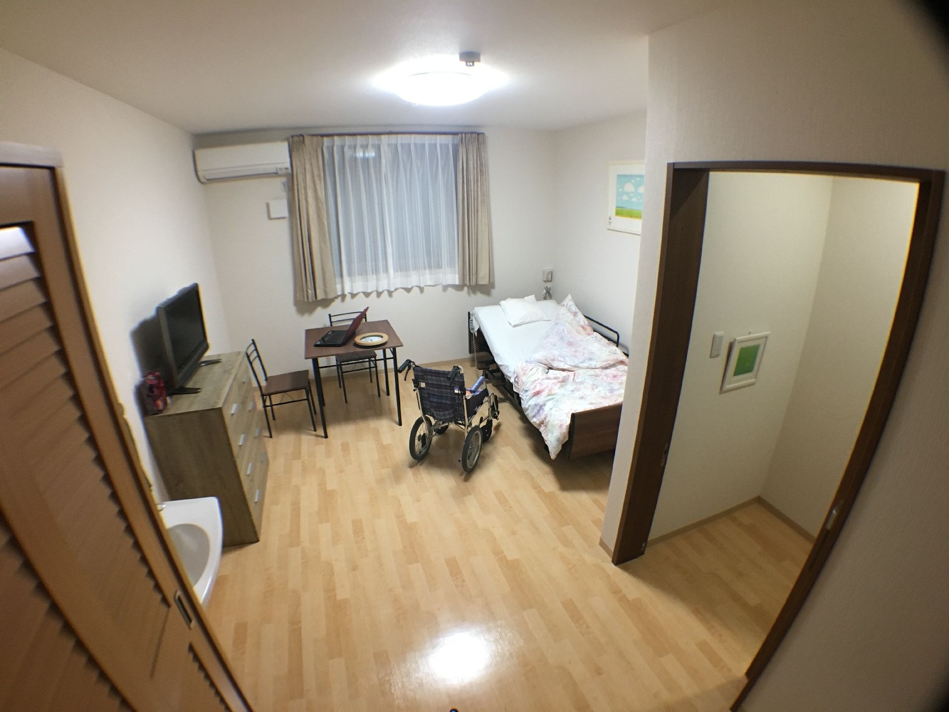 テレビ台やベッドなどの基本的な家具が揃った居室。収納やトイレも完備されている