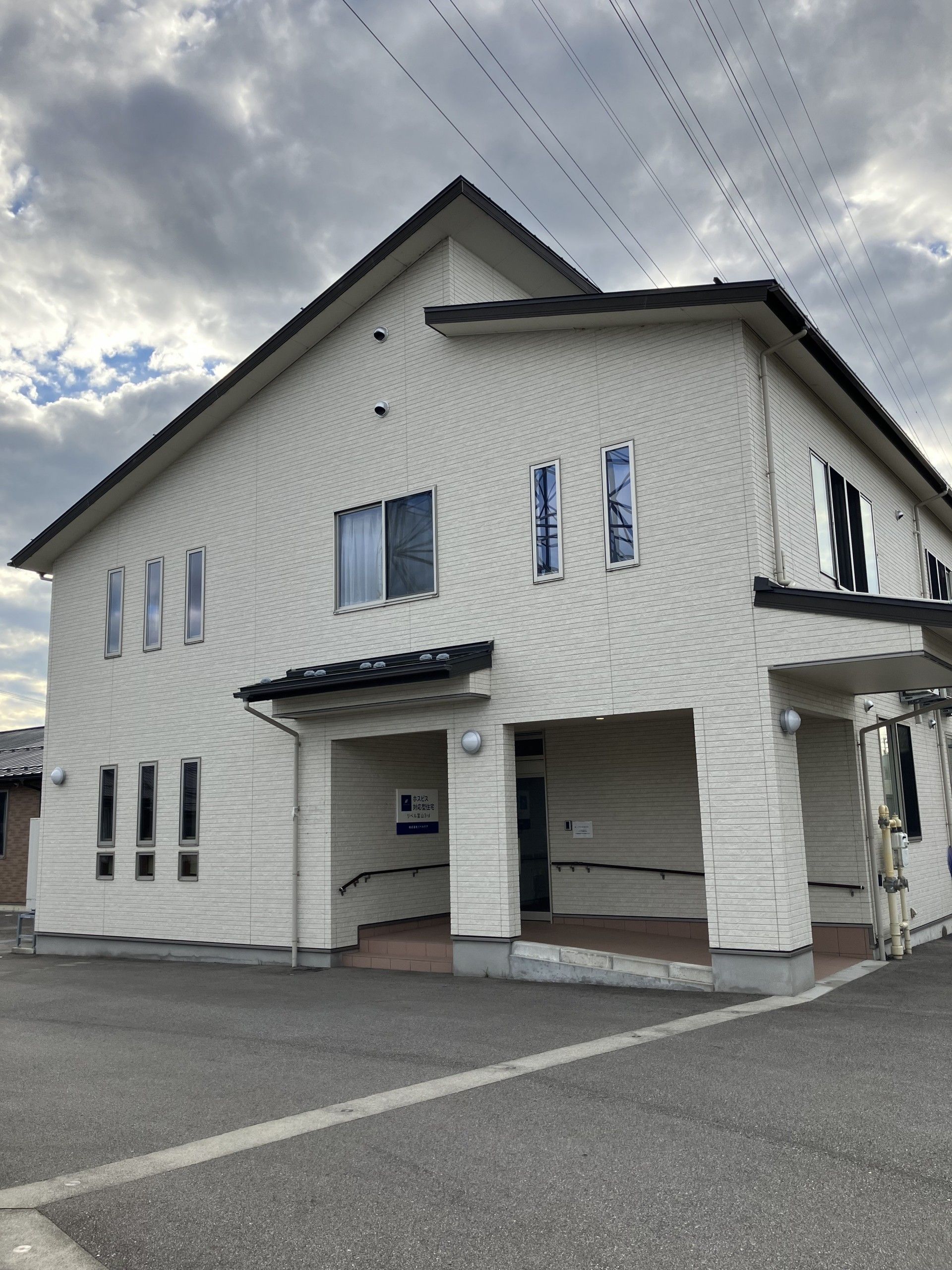白い外壁の建物