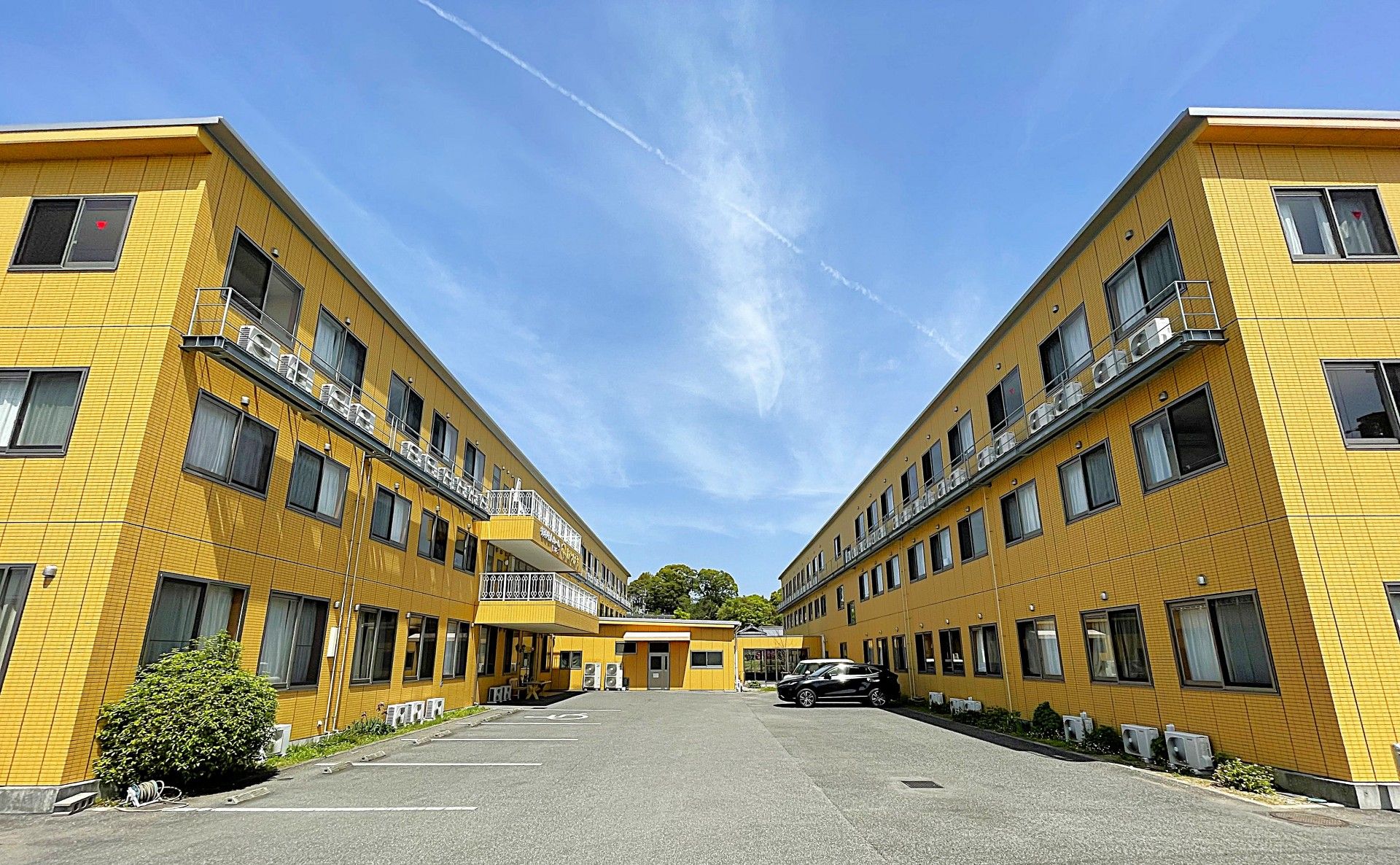 黄色い建物の外観