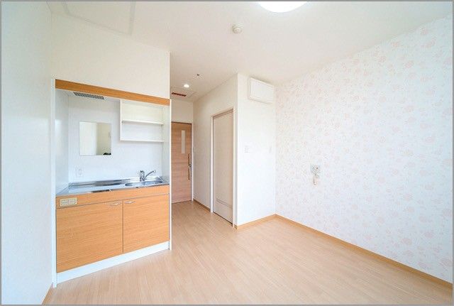 明るい個室の居室