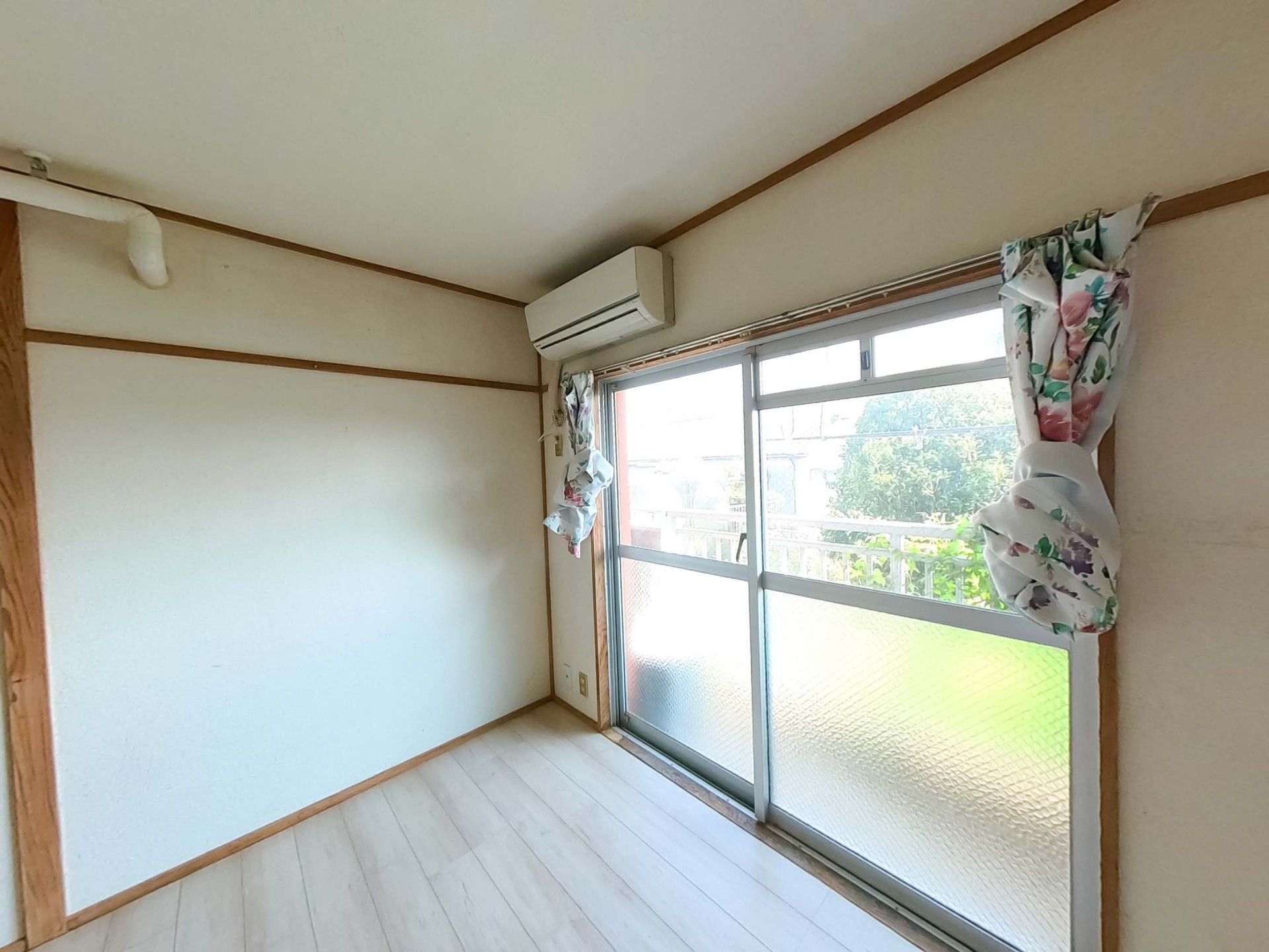 日差しが差し込む部屋