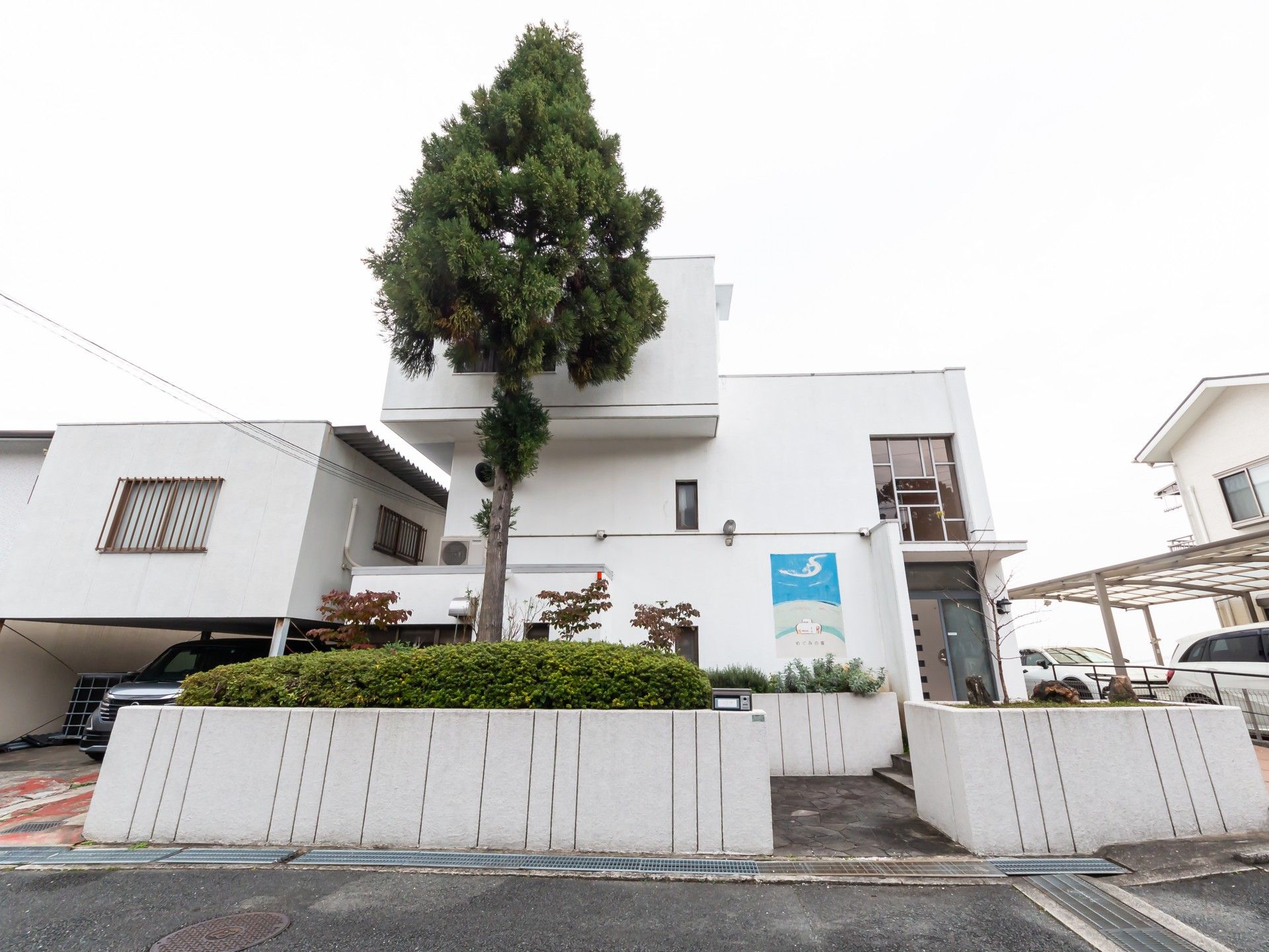 清潔感のある建物正面