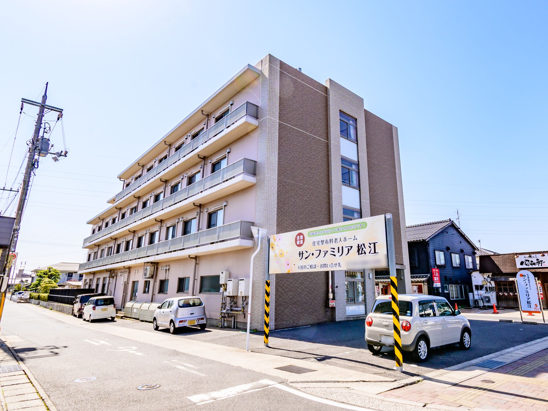 4階建ての住宅型有料老人ホームの外観