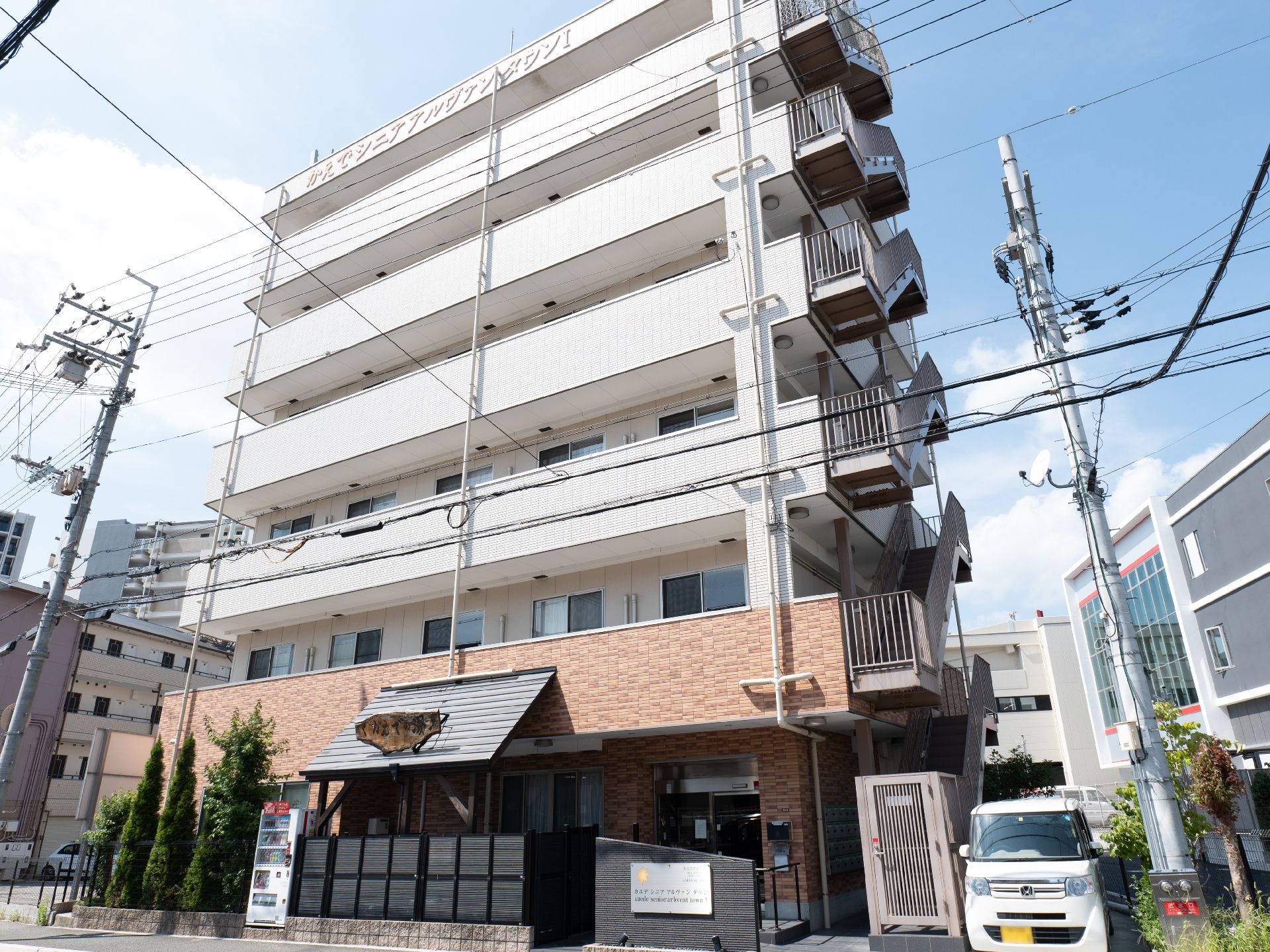駐車場を設置した施設外観