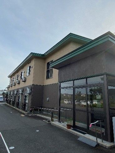 ゆったりとした外観の建物