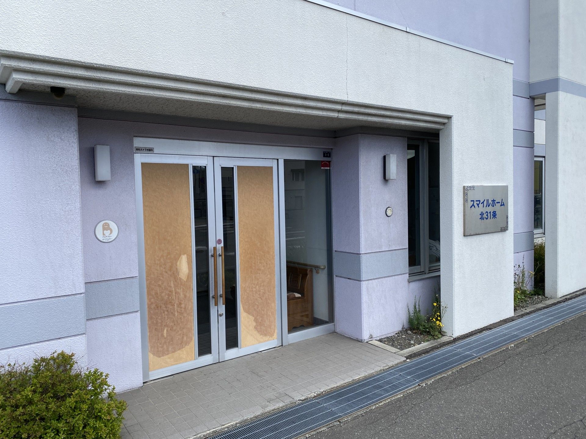 入り口の自動ドア施設