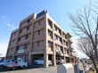 自然豊かな環境に立地した5階建ての施設である。多種多様な介護プランを取り揃え、入居者様に提供している。