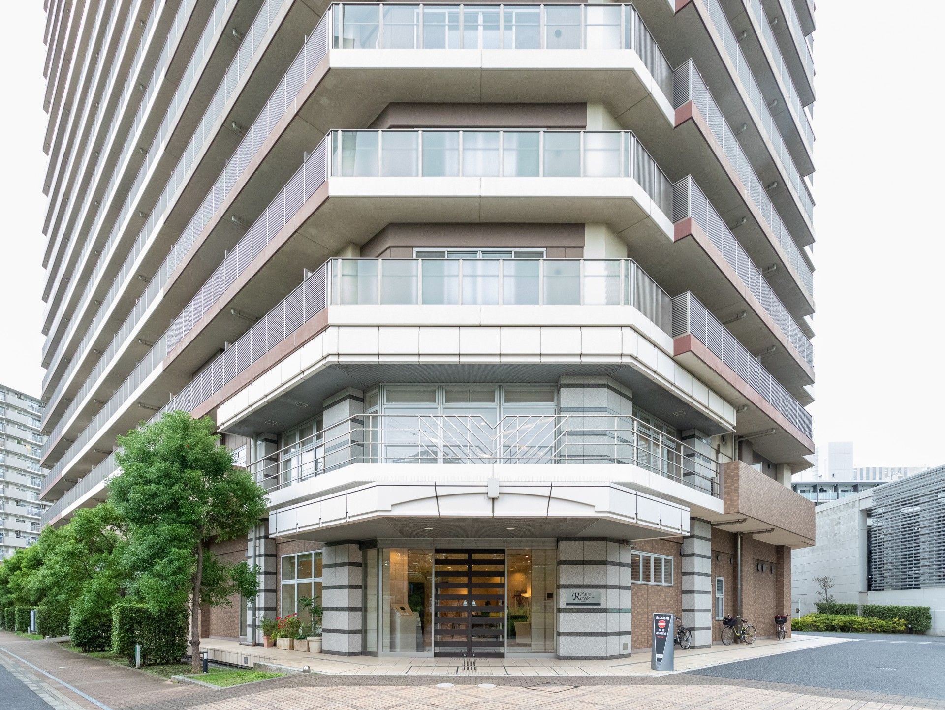 モダンな建物のエントランス