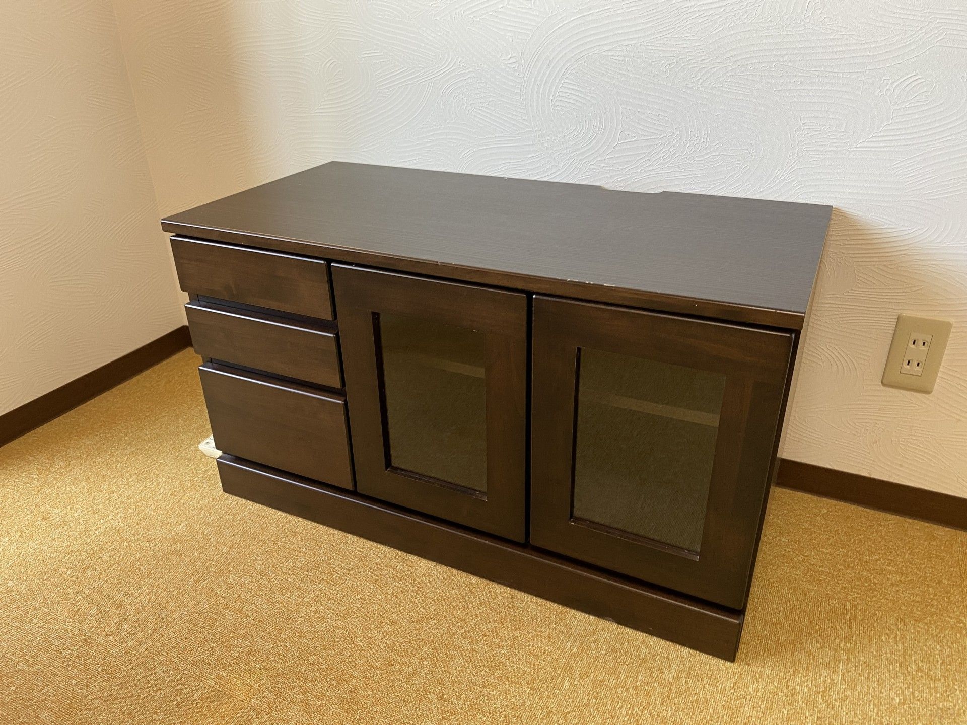 大きな収納棚のある居室