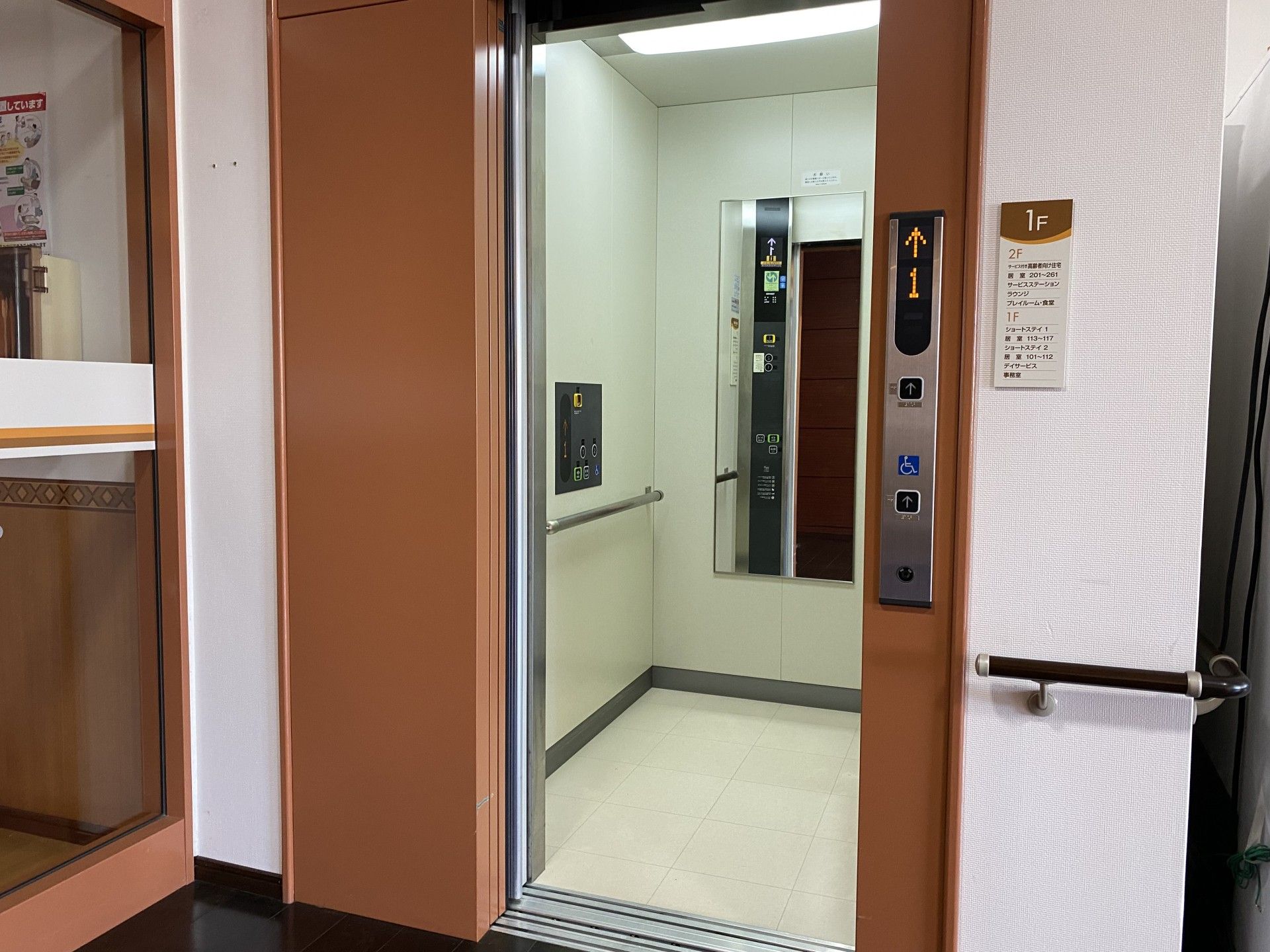 鏡のあるエレベーター