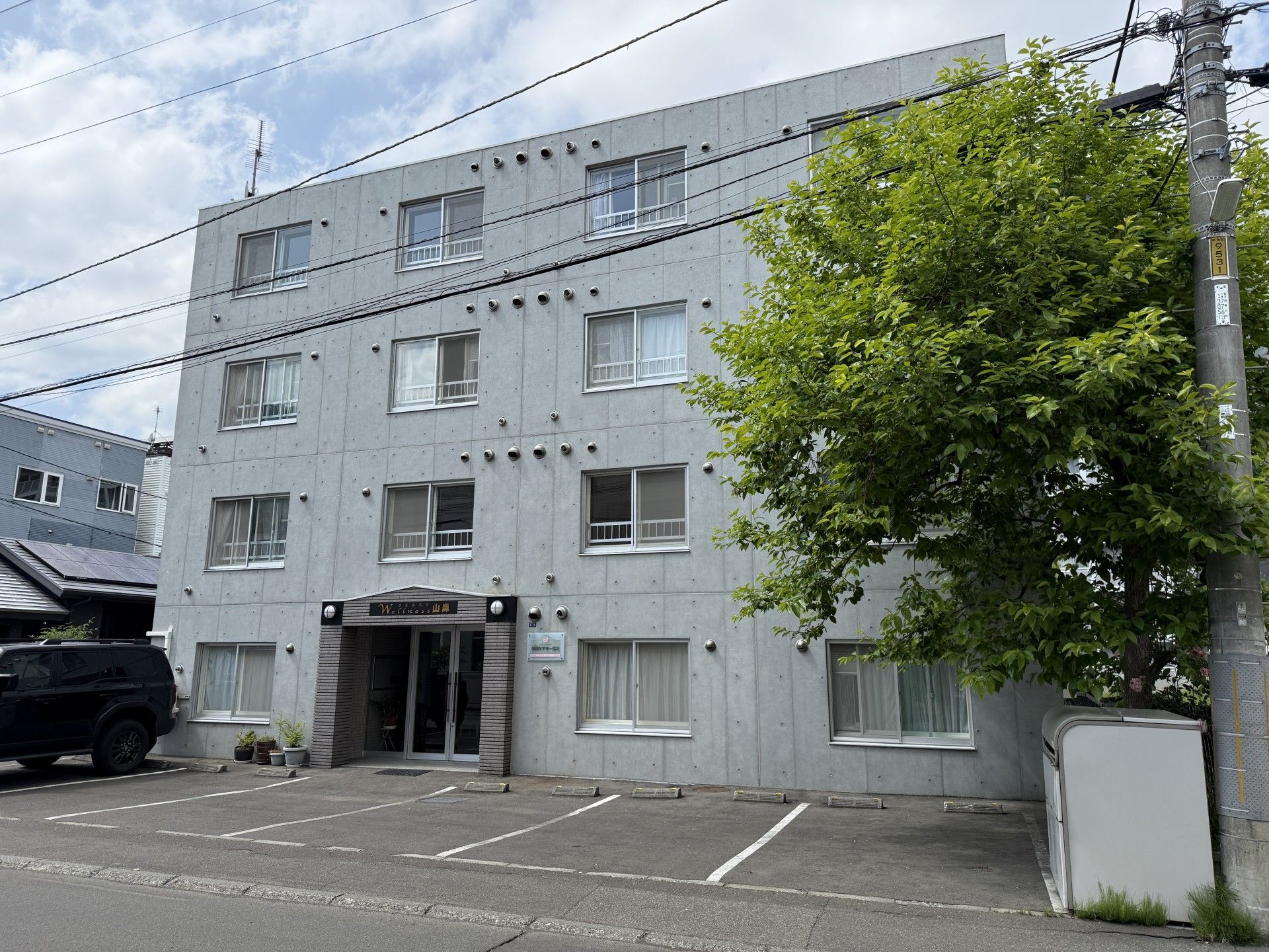 緑豊かな建物の外観