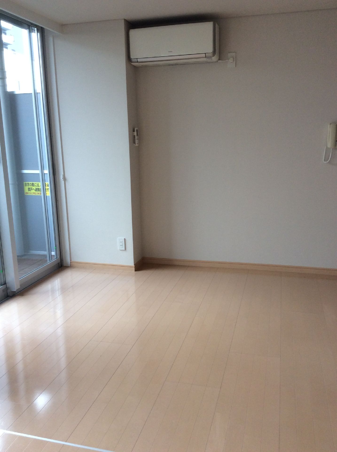大きな窓がある明るいお部屋
