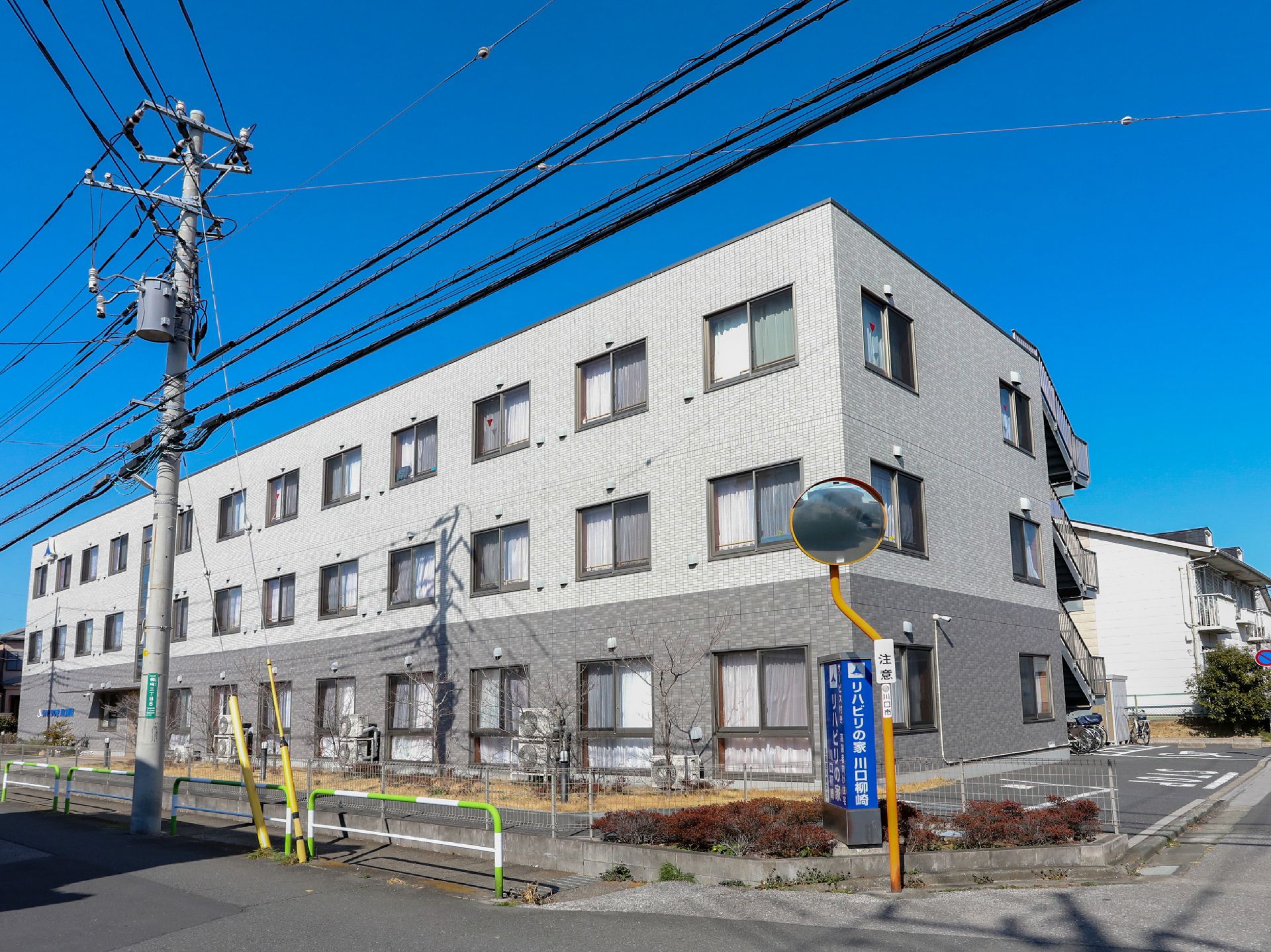 3階建てのサービス付き高齢者向け住宅の外観