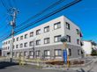 3階建てのサービス付き高齢者向け住宅の外観