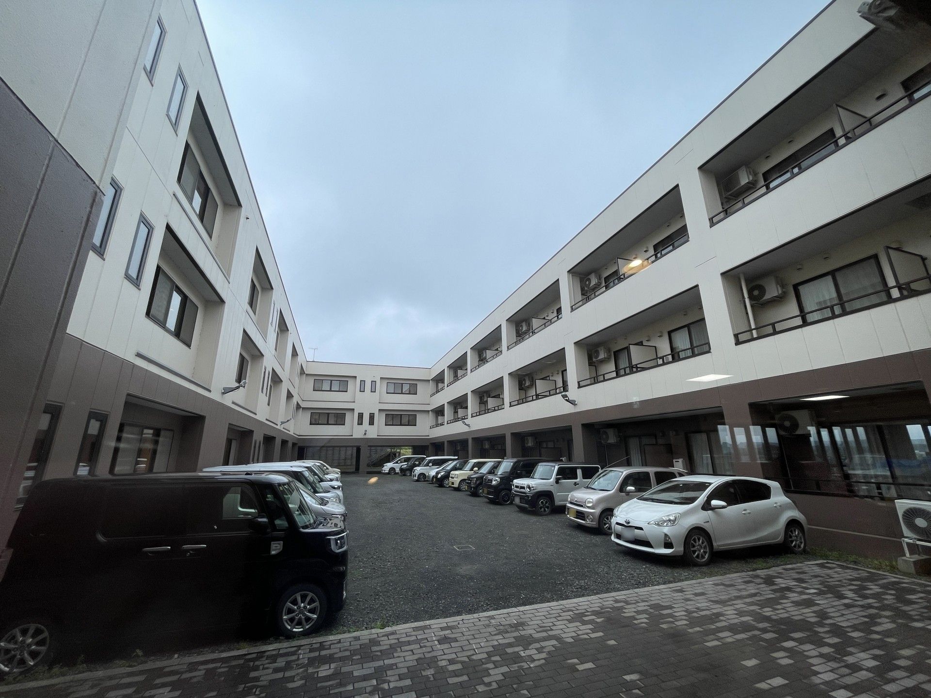 広々とした駐車場のある施設