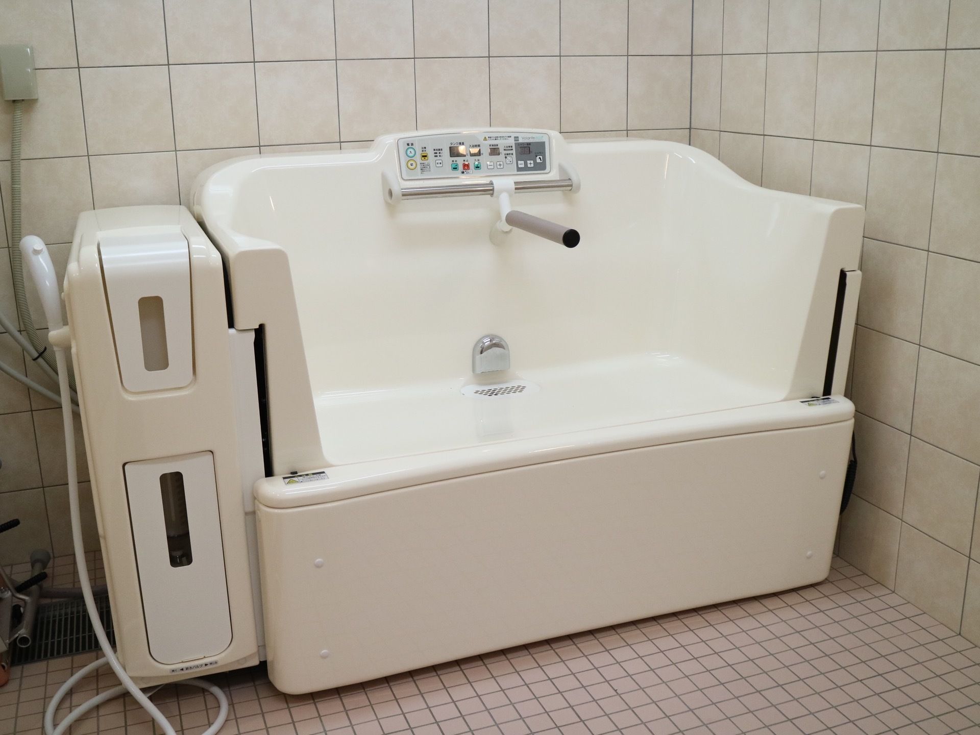 またぐことなく浴槽に浸かることができる機械式浴槽が備わっている。浴室は掃除が行き届いていて、清潔である。