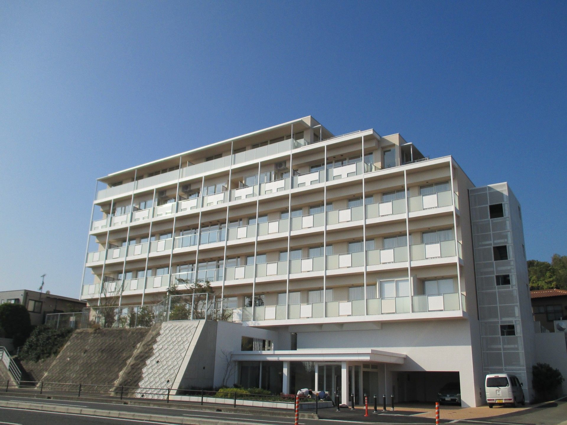快適な居室を備えた施設外観