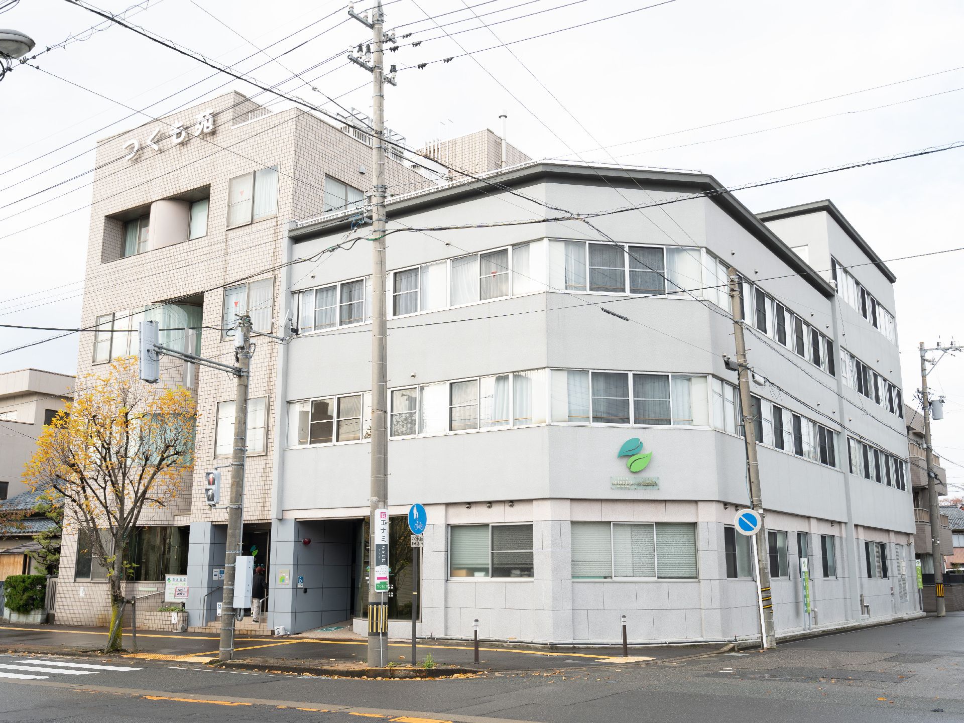 駐車場も近隣にある介護施設の外観
