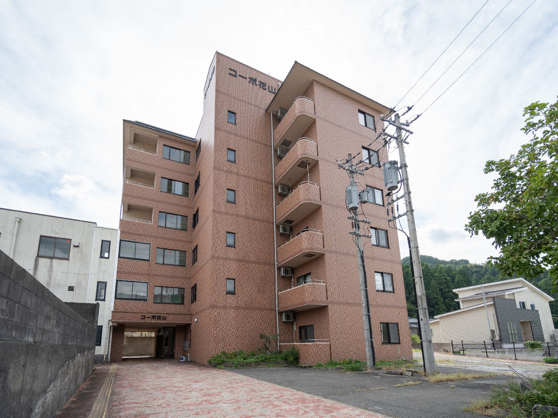 レンガ調の5階建ての建物