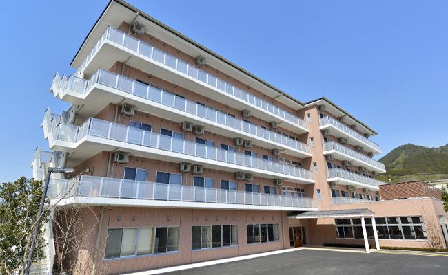 明るい外観の4階建て建物