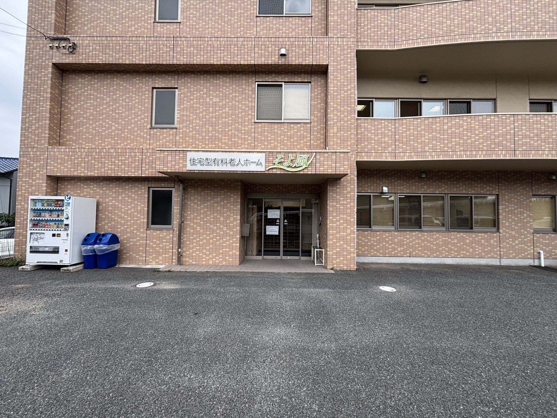 建物の正面玄関