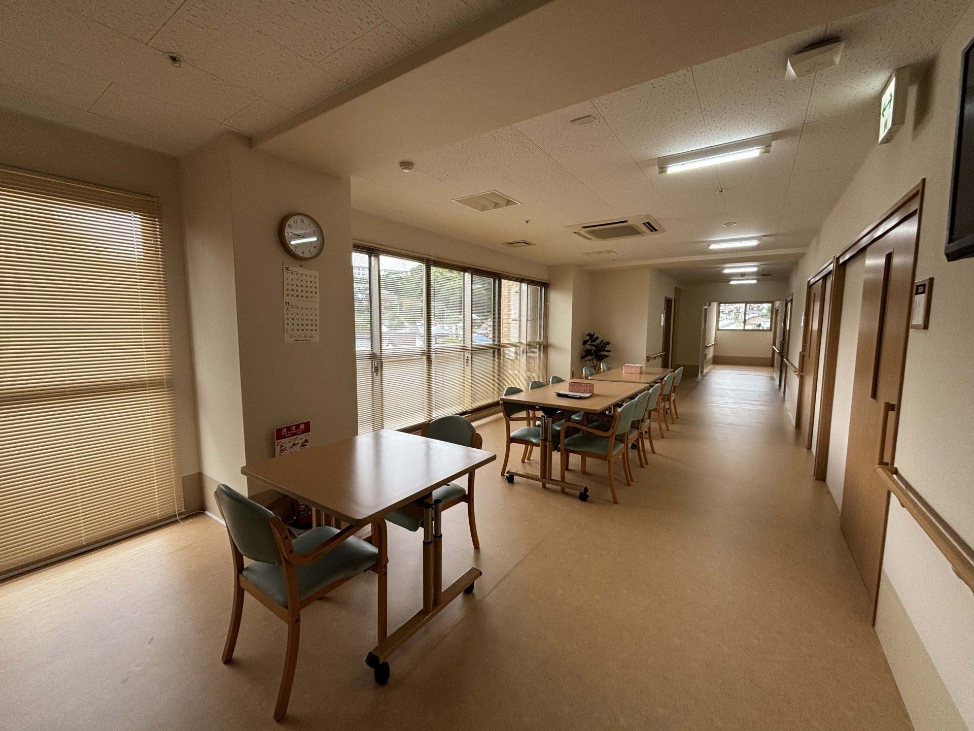 長いテーブルのある廊下