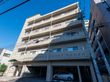 白が基調の地上５階建ての外観の高齢者向け住宅