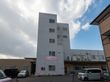 近隣に駐車場が設置されている介護施設の外観