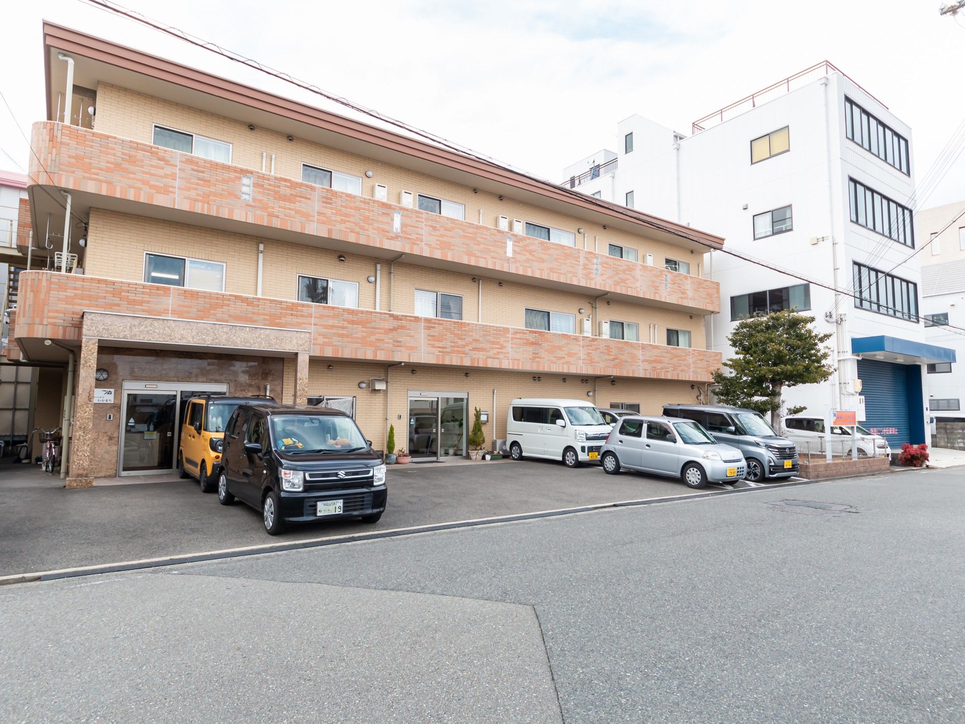 駐車場のある建物外観