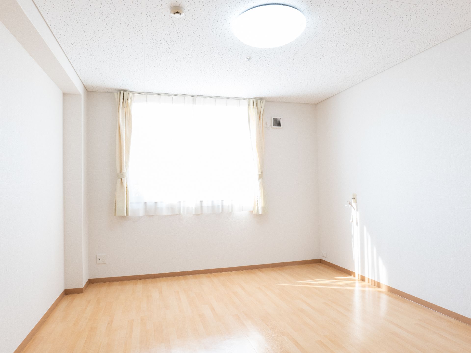 明るい照明が設置されている居室