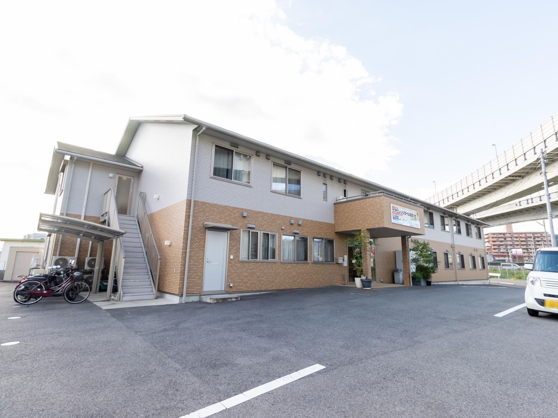 入口の目の前に広く整備された駐車場が設けられているだけでなく、施設の横には駐輪場のスペースも設置されている。