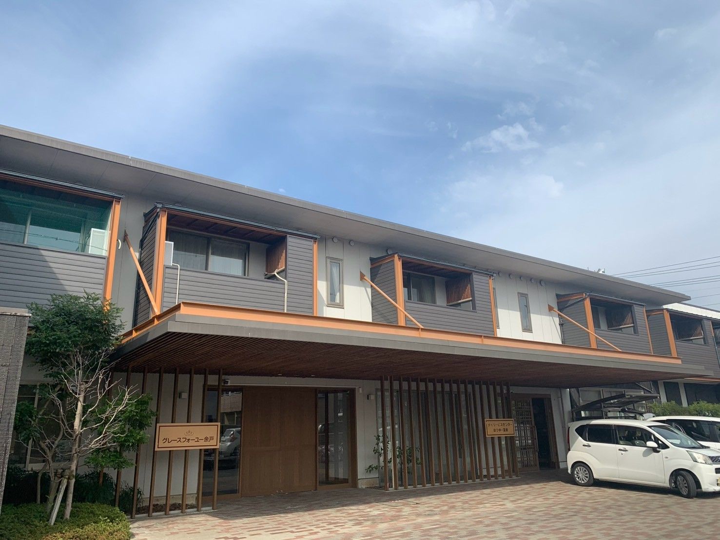 落ち着いた外観の建物
