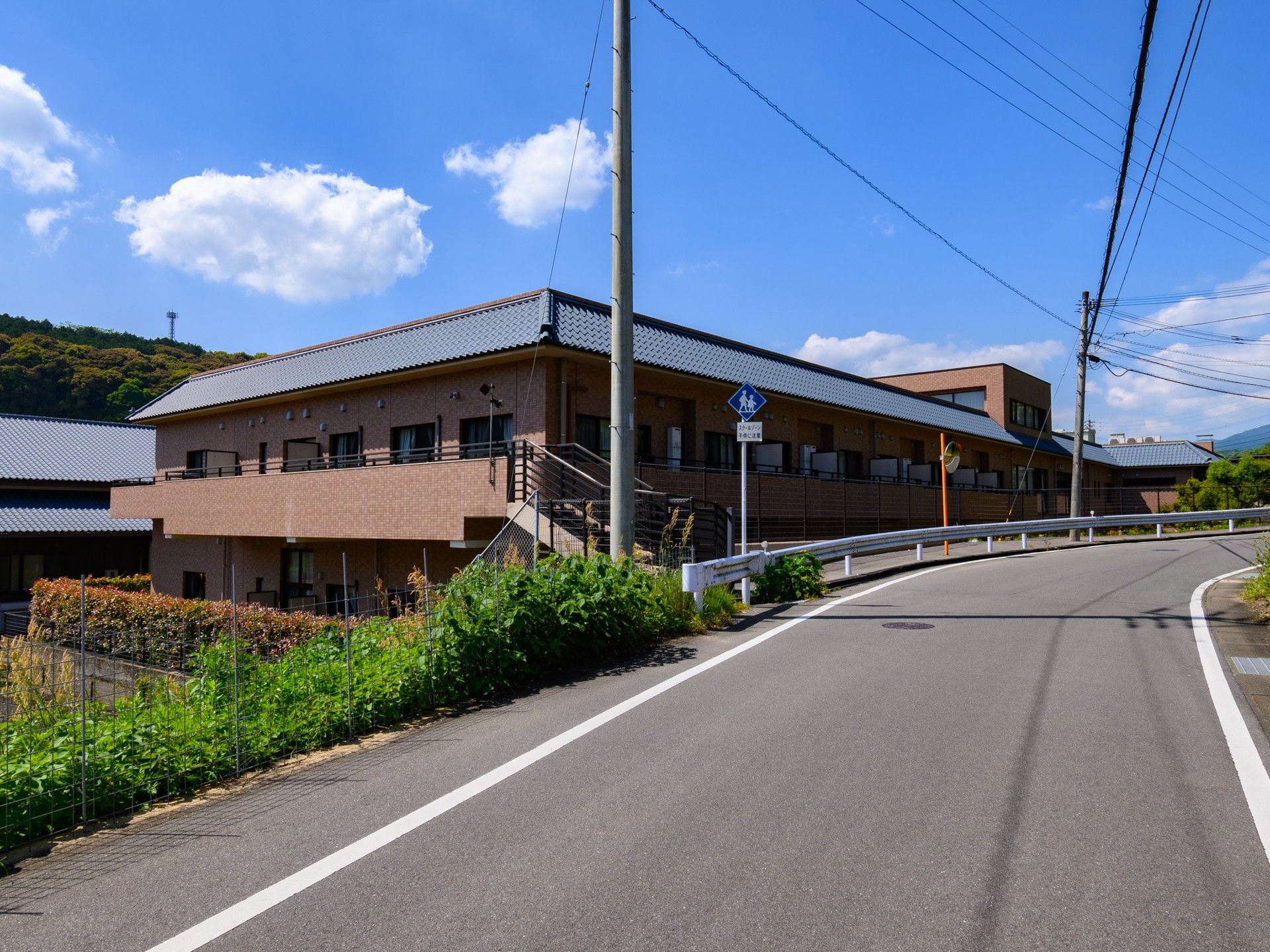 自然に囲まれた施設外観