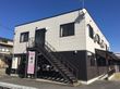建物内で仕事をしているスタッフ。誰かに目線を合わせ、会話しようとしている。